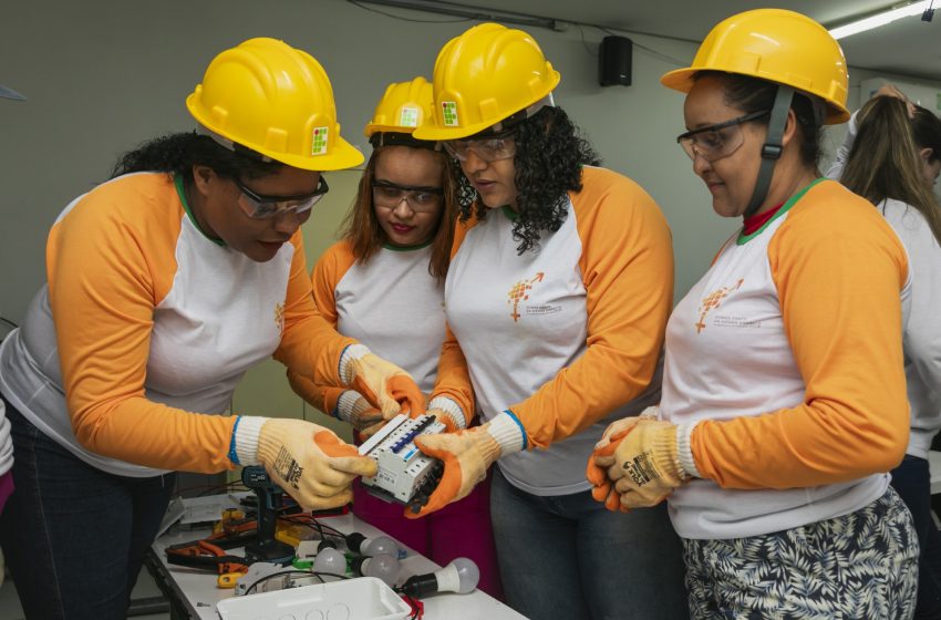  Programa da Atlas Renewable Energy capacita mais de 350 mulheres em Janaúba (MG)