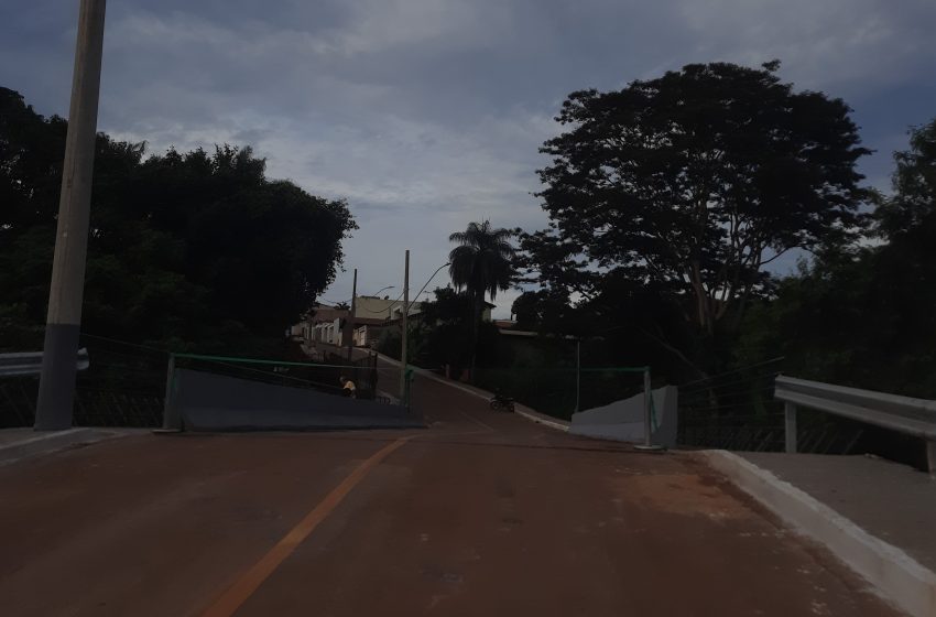  Prefeitura de Paracatu inaugura ponte que liga o Bairro Arraial D’angola ao maior bairro da cidade, o Bairro Paracatuzinho